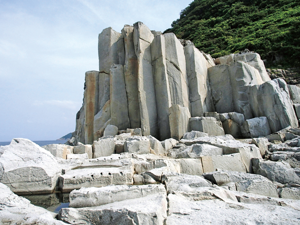 経ヶ岬灯台下の柱状節理。採石のノミ跡が残っている　2013年　小滝篤夫撮影