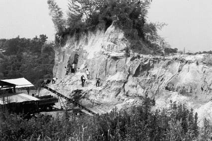 京都市伏見区深草のトウヨウゾウ化石産地（北東から南西を見る）1966年8月2日　石田志朗撮影