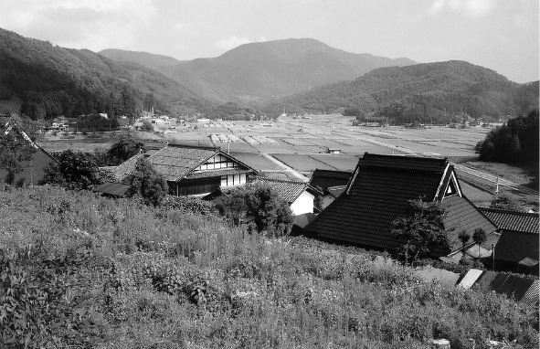 八木町神吉上地区より神吉盆地を望む