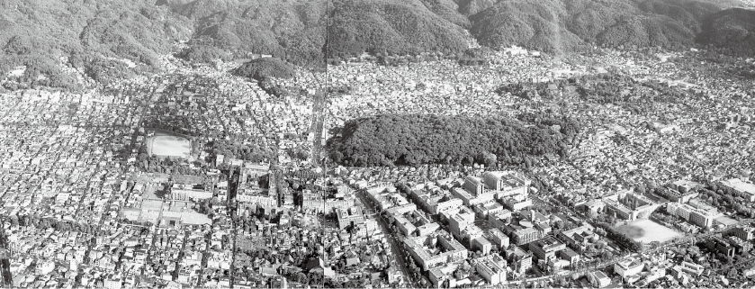京都市左京区花折断層に伴う吉田山の膨隆丘　背後は鹿ヶ谷断層崖