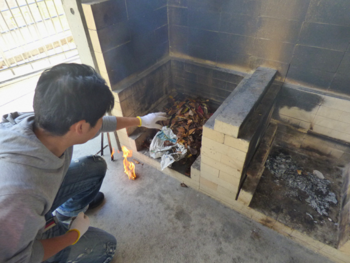 落ち葉で焼き芋