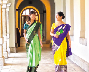 インドの民族衣装サリーを着ている2人の女性