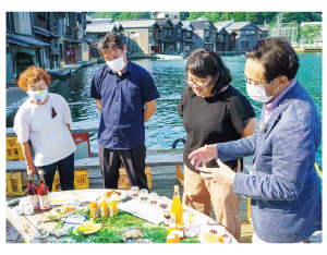 地元の方と交流する西脇知事