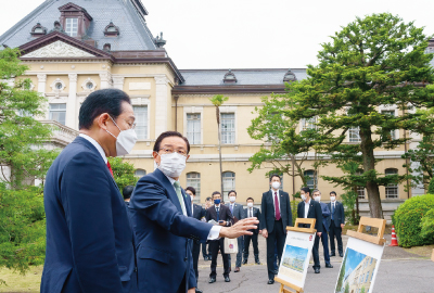 文化庁前にて岸田総理と意見を話し合う西脇知事の様子