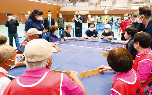 西脇知事も卓球バレーに初挑戦