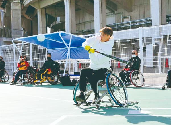 車椅子ソフトボールチーム「関西アンバランス」と交流する糸井さん（東大阪市提供）