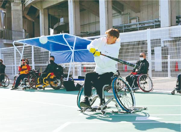 車椅子ソフトボールチーム「関西アンバランス」と交流する糸井さん（東大阪市提供）