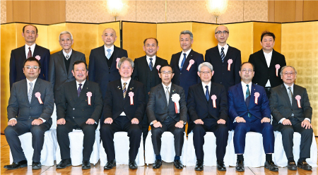 「京の老舗」に表彰された企業代表の方々と西脇知事