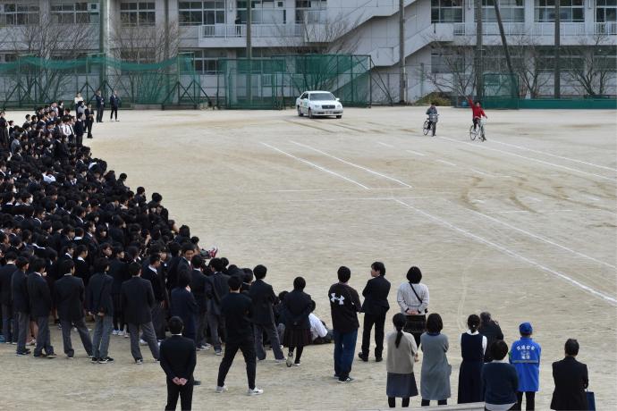 写真:スタントマンの演技を見ている学生たち