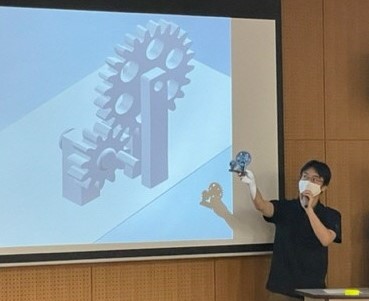 3Dで設計した歯車を説明する様子