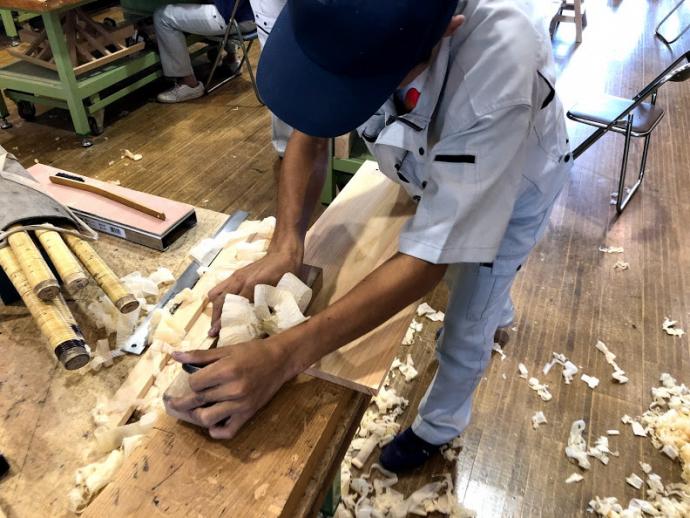 羽目板の鉋削り仕上げ