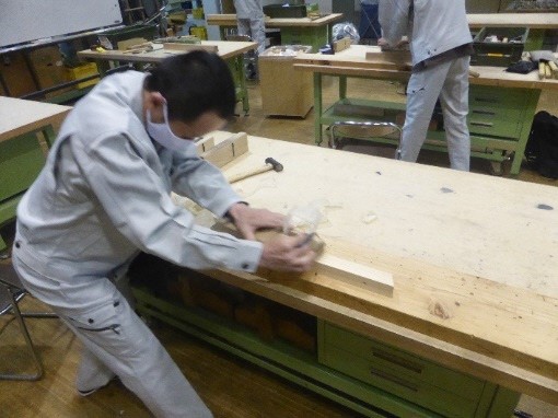 鉋で木材を削る練習