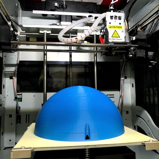 3Dプリンタで球体を作成している様子