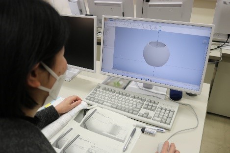 3次元CADでコップのデザインを考えている様子