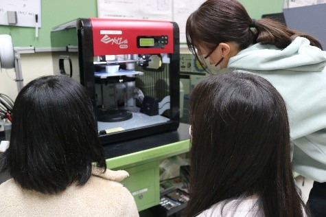 3Dプリンターでコップを出力している様子