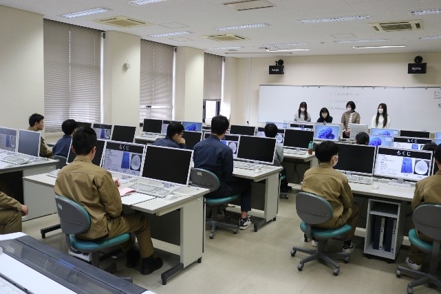 1つ目の班が修了課題の発表をしている様子