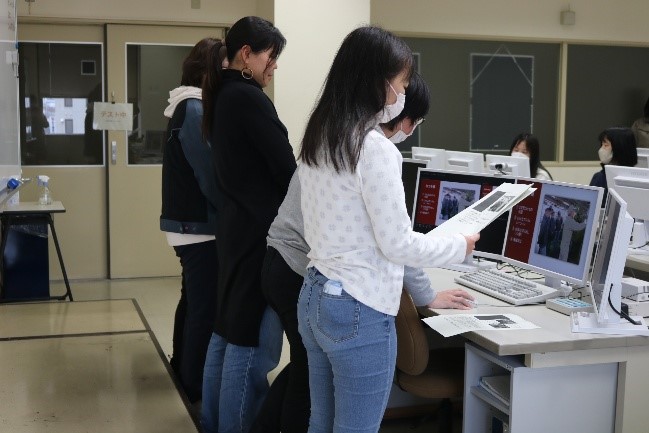2つ目の班が修了課題の発表をしている様子