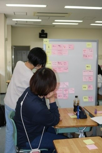 改善や一押しポイントを付箋に記載してボートに貼付けいく様子