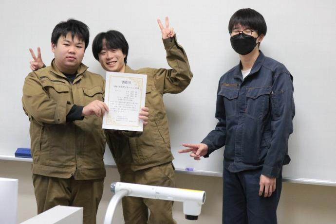 投票で選ばれたA班が表彰されている様子