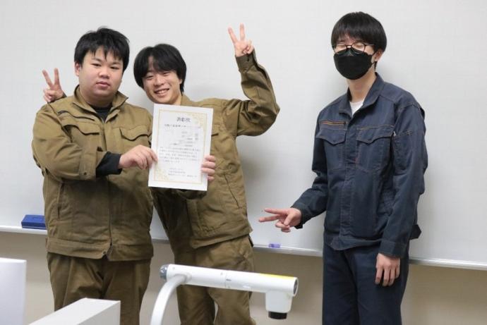 投票で選ばれたA班が表彰されている様子
