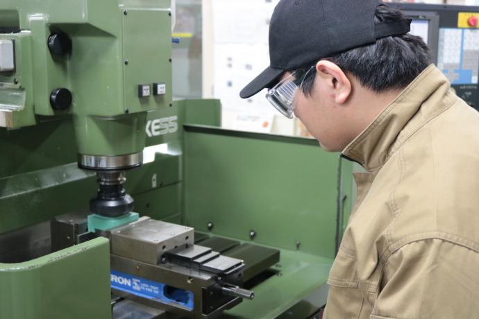 自分で作成したプログラムを入力してプラスチック加工をしている様子