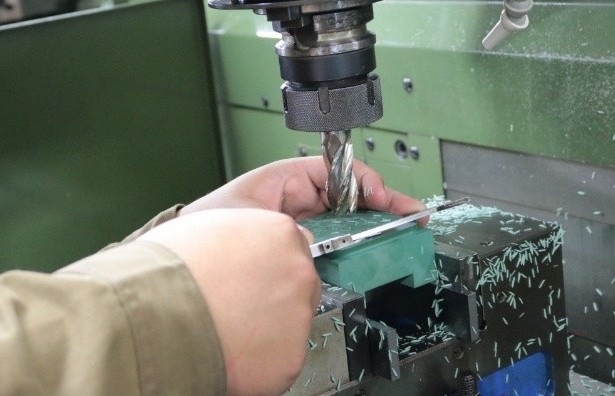 加工後部品を測定している様子