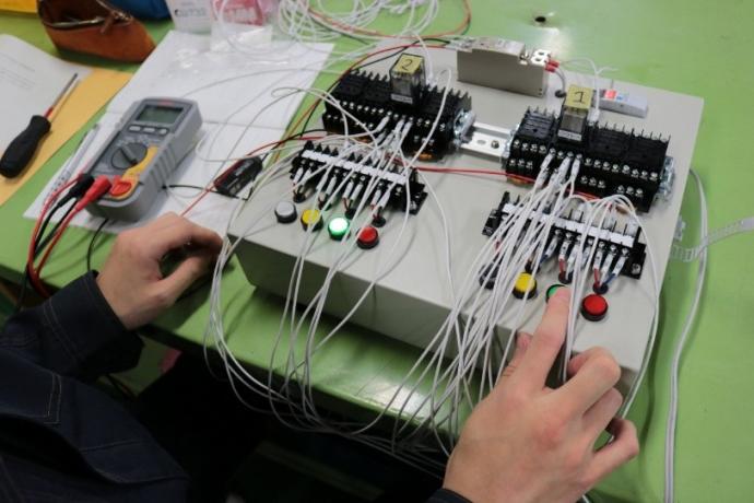 配線した制御盤の動作確認をしている様子