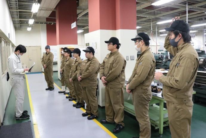 指導員から検定の説明を受けている様子