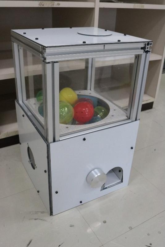 完成したガチャガチャマシンの写真