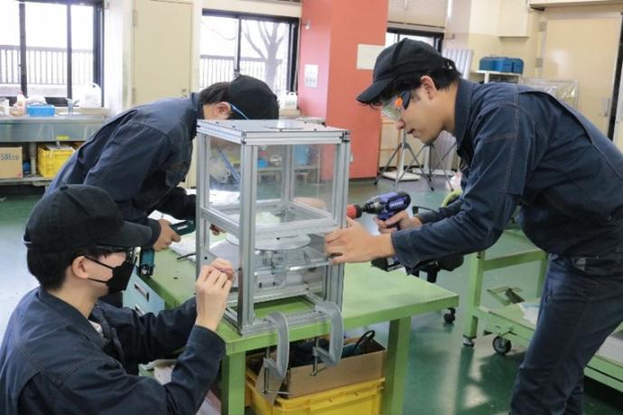 加工した部品を組み立てている様子