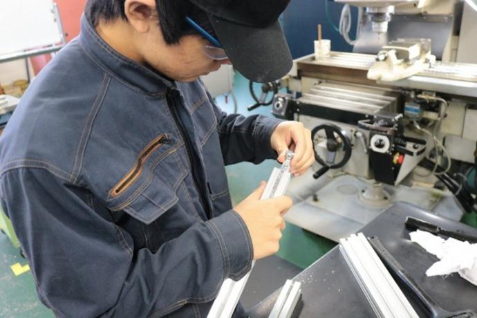 アルミフレームを加工している様子