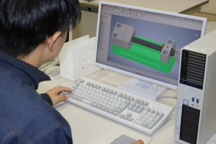 3DCADでマシンバイスの設計をしている様子