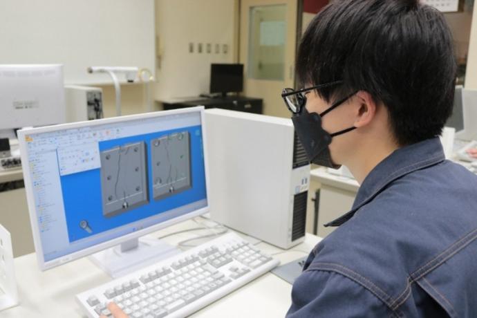 3DCADで金型の設計をしている様子