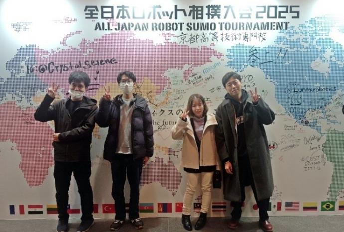 全日本ロボット相撲決勝大会出場メンバーの写真