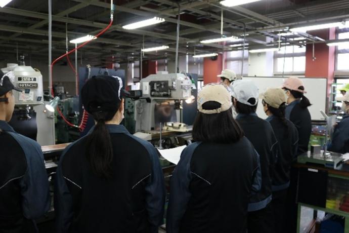 先生から作業に関する説明を受けている様子