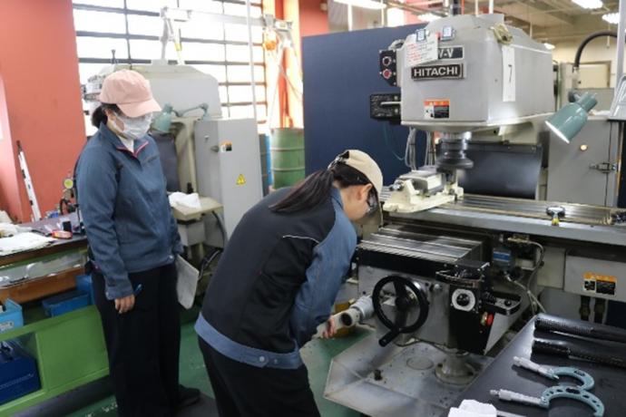 機械操作の確認をしている様子