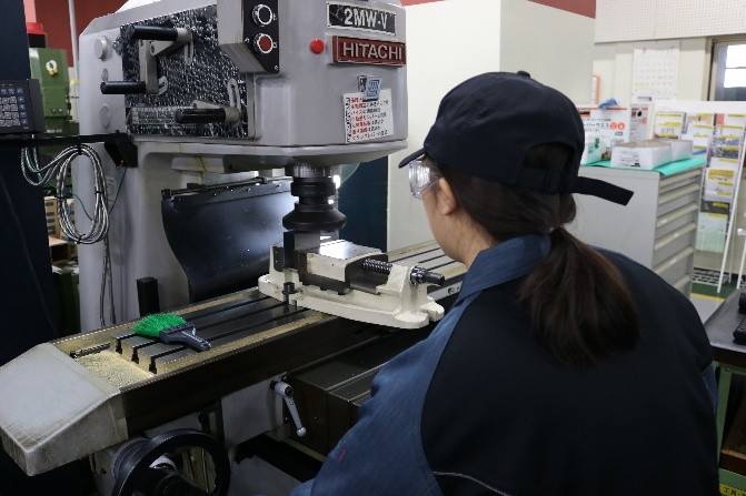 フライス加工で材料を削っている様子