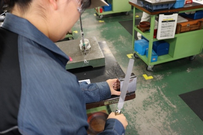 先生からバリ取りのコツを教わっている様子2