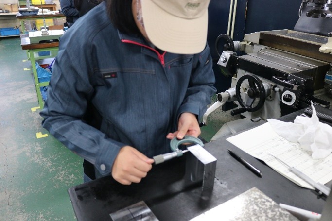 材料を測定している様子2