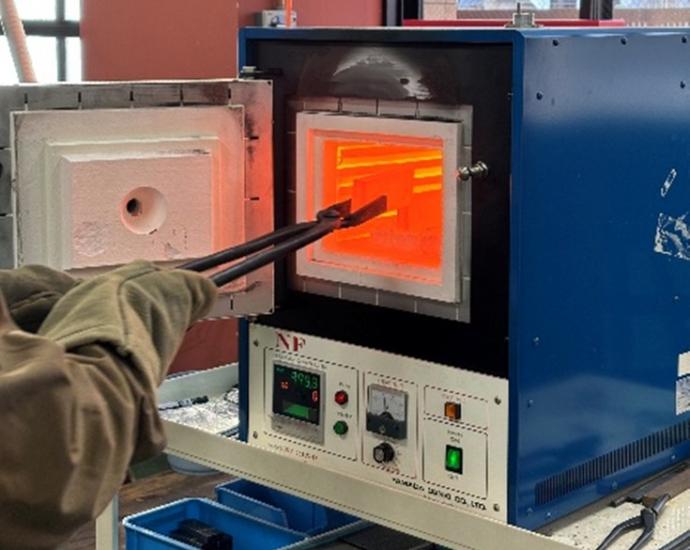 テストピースを炉から取り出している様子