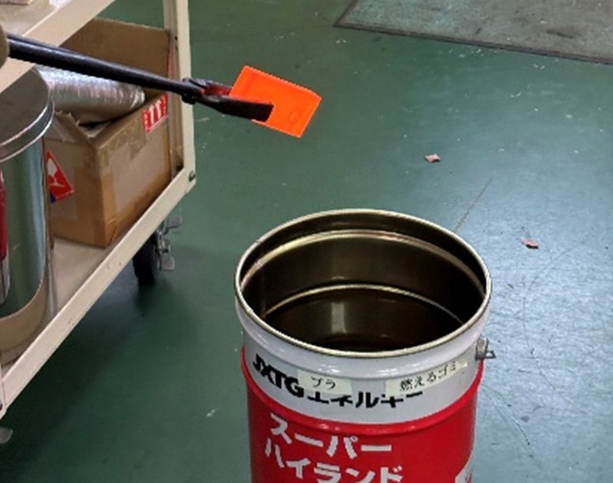 熱せられたテストピースを水で冷却している様子1