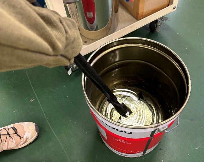 熱せられたテストピースを水で冷却している様子2