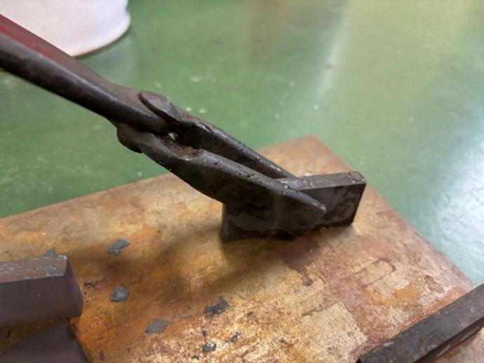 水で冷却し焼入れされたテストピースの写真