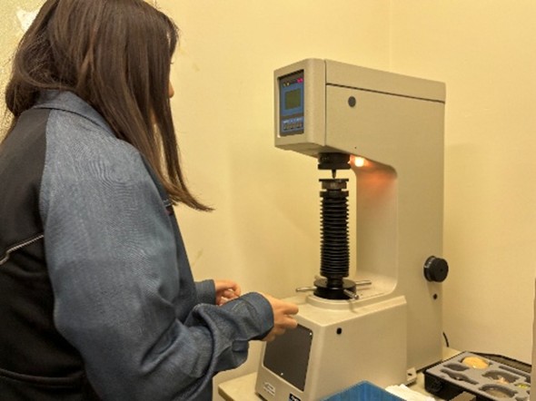 テストピースの硬さを測定している様子