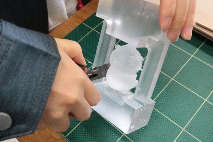 出来上がった製品を枠から切り取る様子