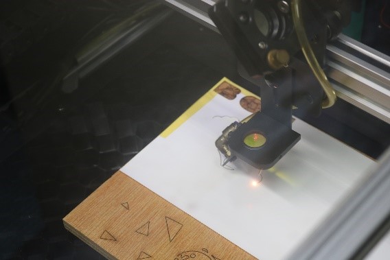 作図したデータをレーザー加工機で読み込んでいる様子