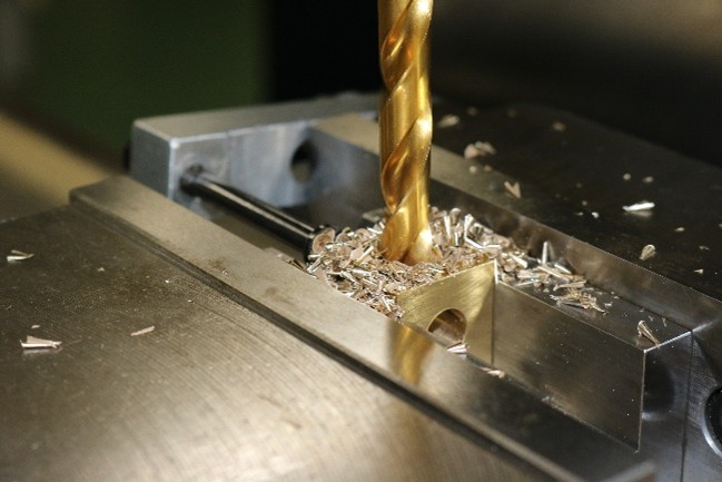 ドリルで真鍮に穴を開けている様子