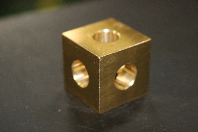 3か所穴が開いたターナーズキューブの写真