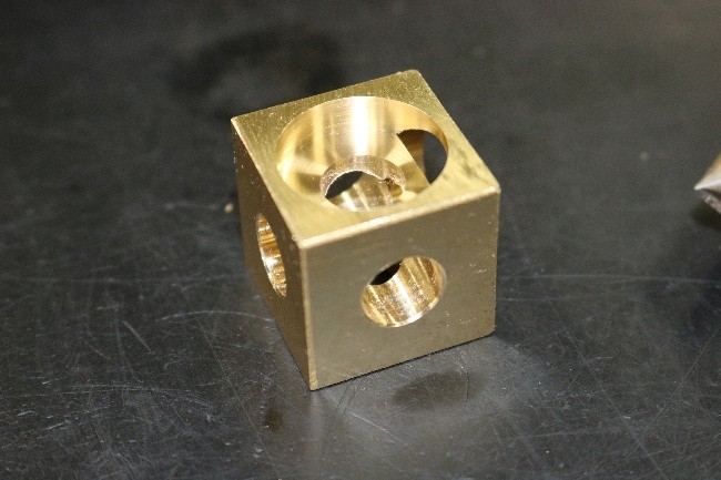 6か所穴が開いたターナーズキューブの写真