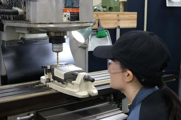 ミリ単位でエンドミル(刃物)を切り込んでいる様子